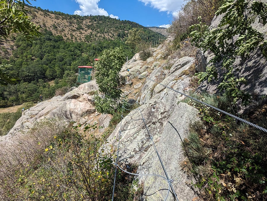 Puente nepalí con dos cables para los pies 