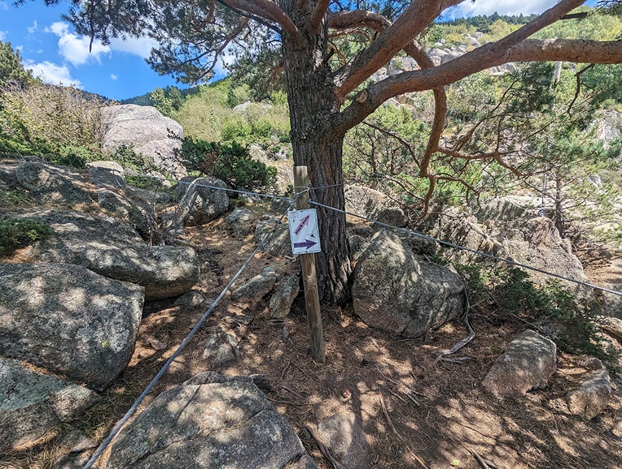 Desvío final en la cima para ir al slackline -previa reserva necesaria- o bajar por las tirolinas 