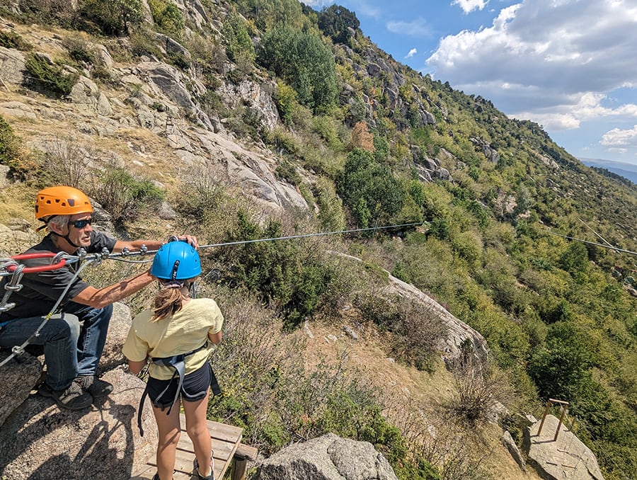 Preparando la primera bajada por la tirolina con el instructor 