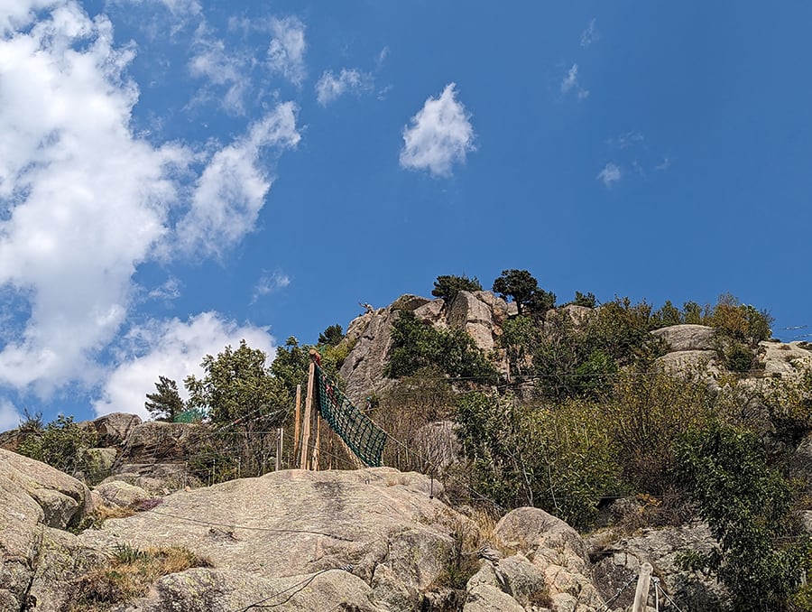 Vista atrás hacia la cima del parque de aventura 