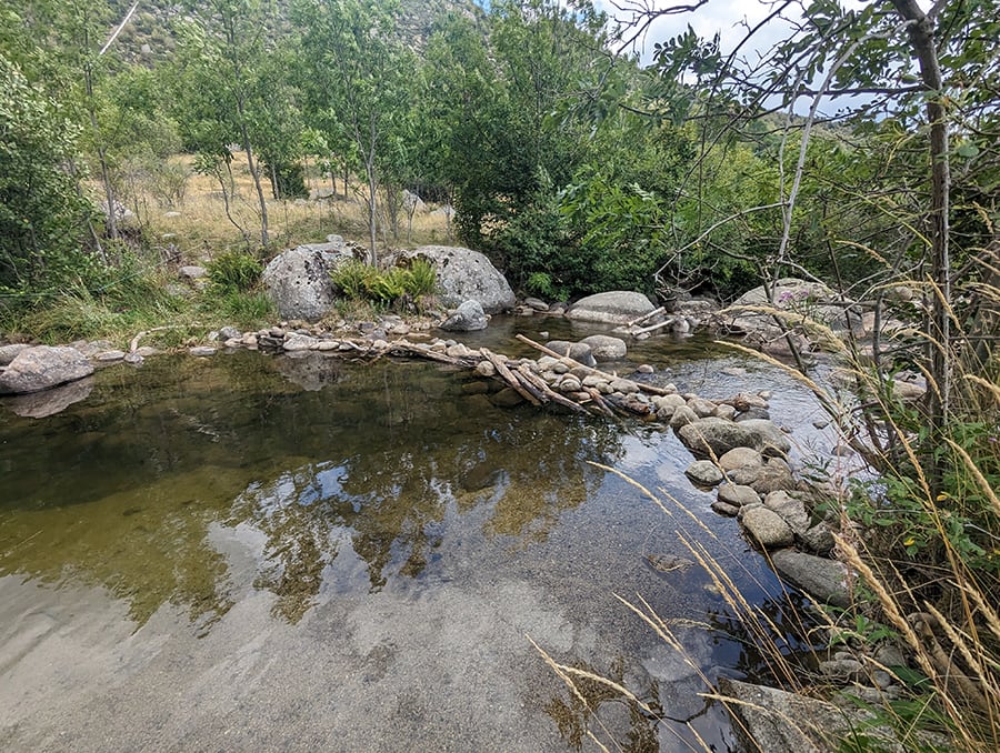 Mini poza en el río Angoustrine que cubre hasta la cintura 