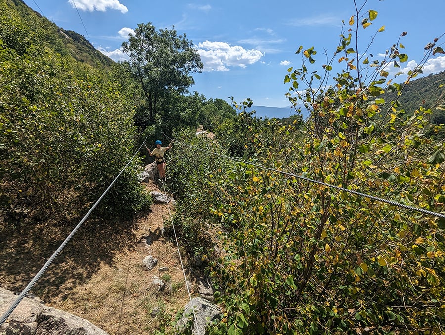 Cruzando un primer puente tibetano para entrar en calor en el circuito verde 