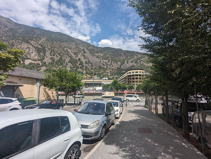 Vista a la Avenida Tarragona desde la calle Terra Vella -estacionamiento zona verde- 