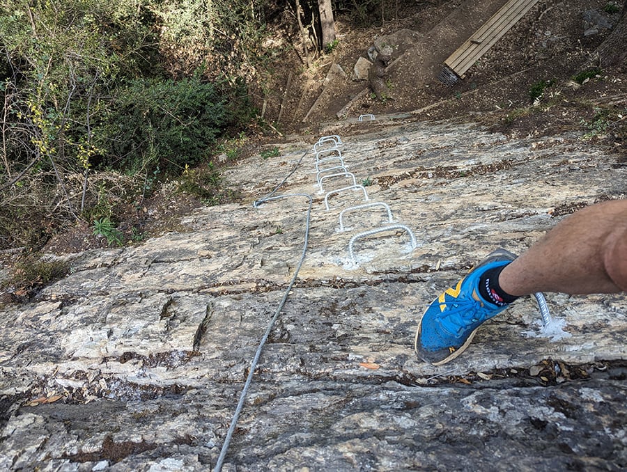 Vista hacia abajo del inicio de la vía ferrata 