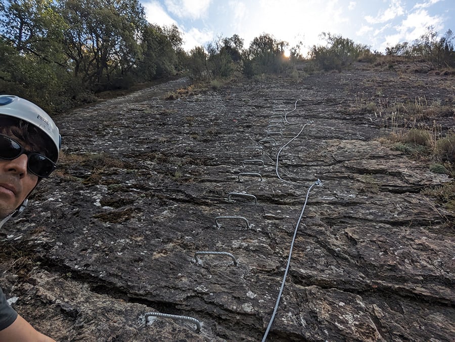 Placa inclinada por la que sube la vía ferrata 