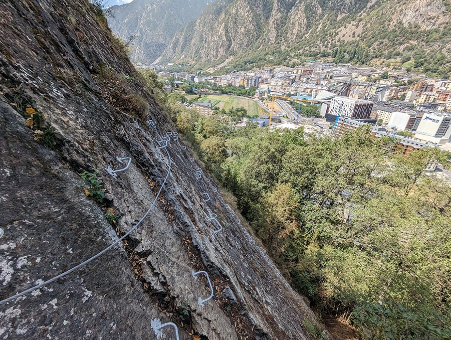 En la segunda subida se abren las vistas a Andorra la Vella 