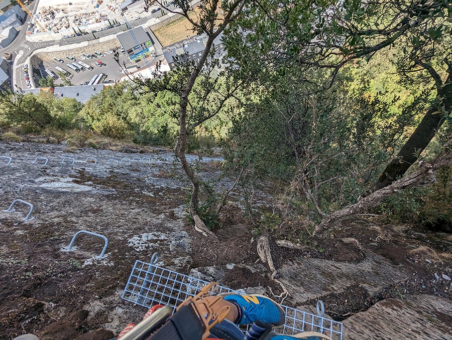 Vista hacia abajo desde la pequeña plataforma metálica 