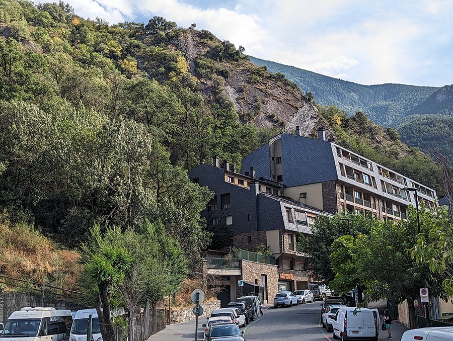 Vista de la vía ferrata desde la Avenida Tarragona 