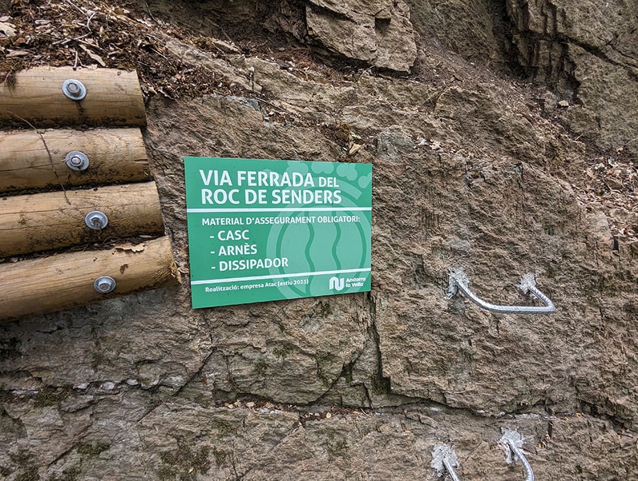 Indicador en la entrada de la vía ferrata 
