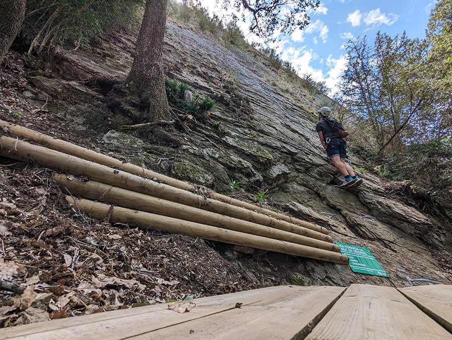 Primeros pasos poco inclinados de la vía ferrata 