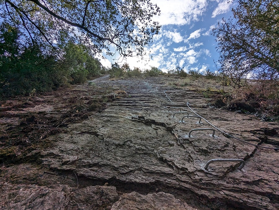 Vista hacia arriba de las dos primeras subidas de la vía ferrata 
