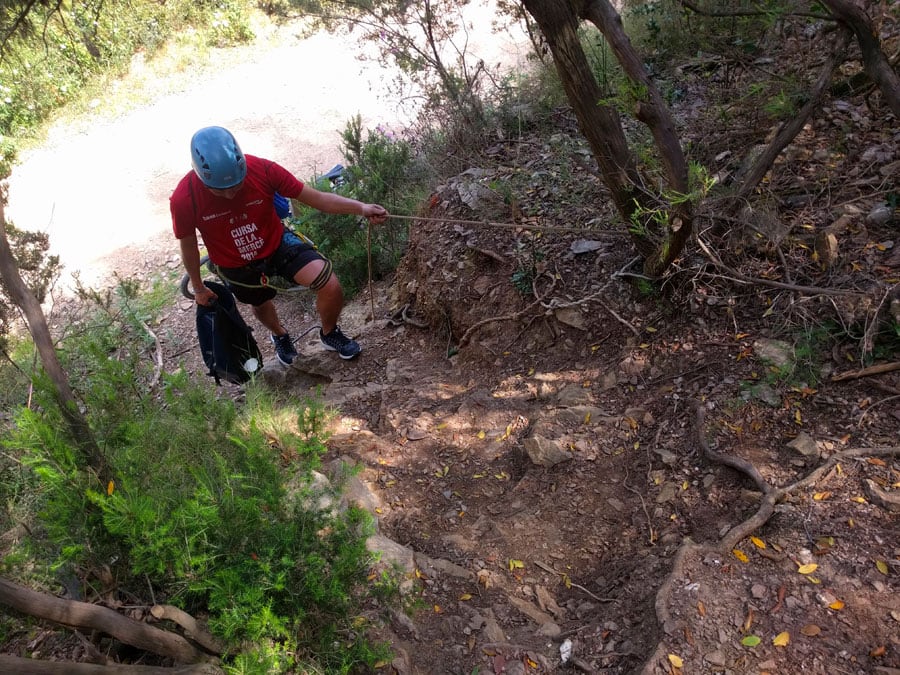 Subimos por las grapas y caminamos por sendero descompuesto 