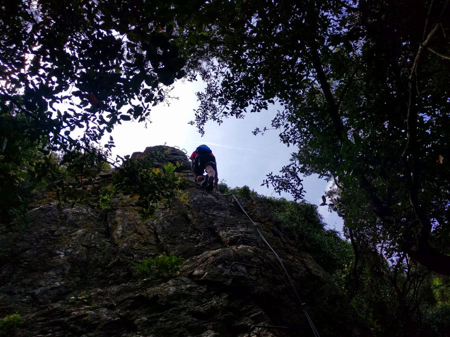 Subida de la vía ferrata visto a pie de instalación 