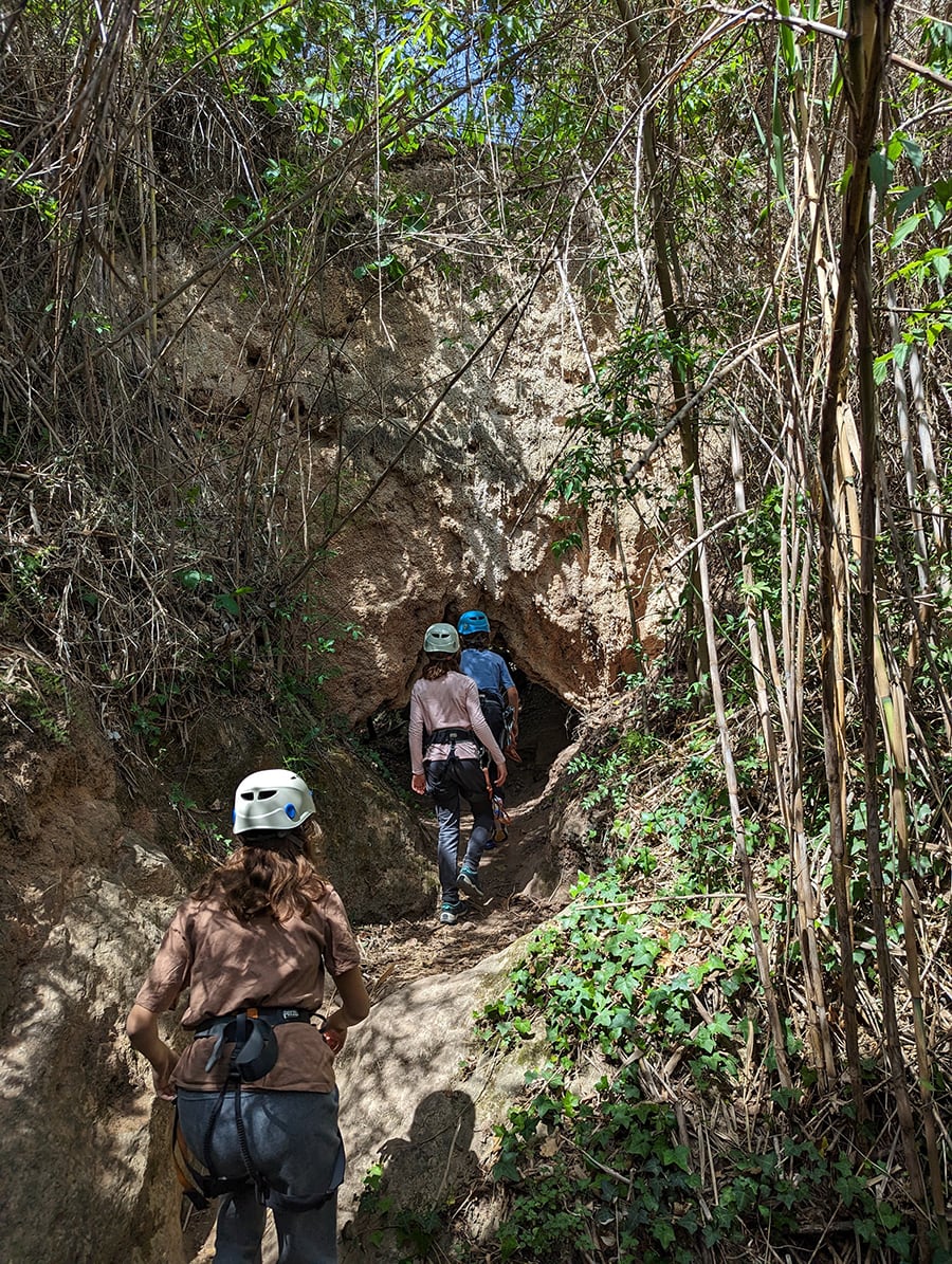 Pasamos por debajo de este puente de roca natural 