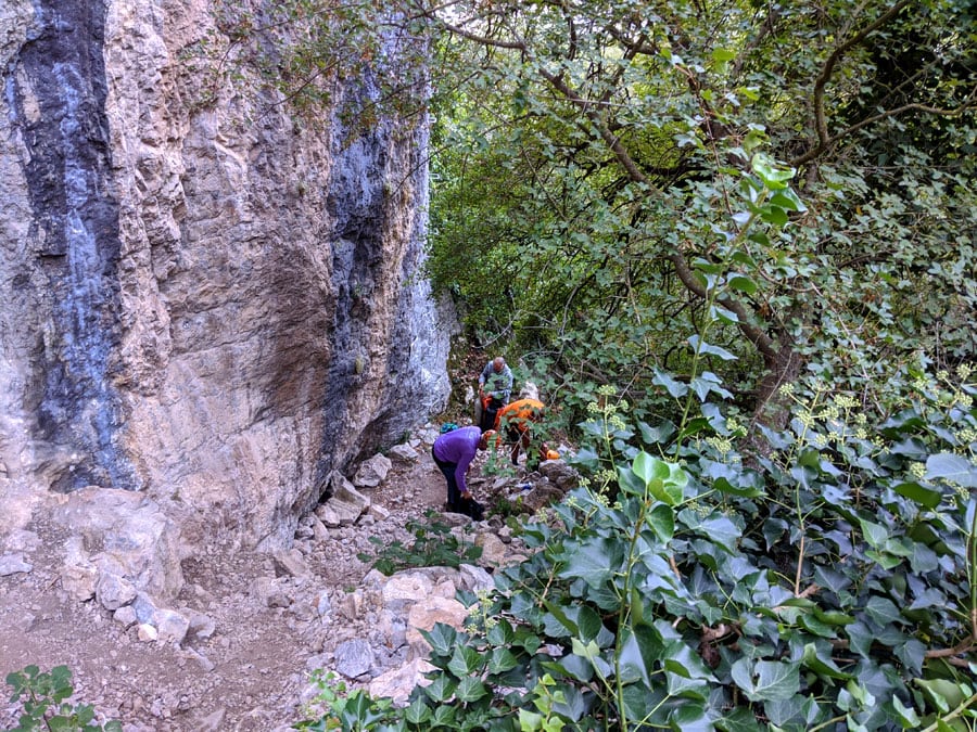Grupo de excursionistas equipándose en la base de la entrada K3 