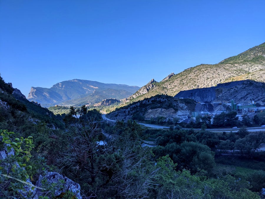 Vistas a la carretera al río <em>Segre</em> y la cantera 