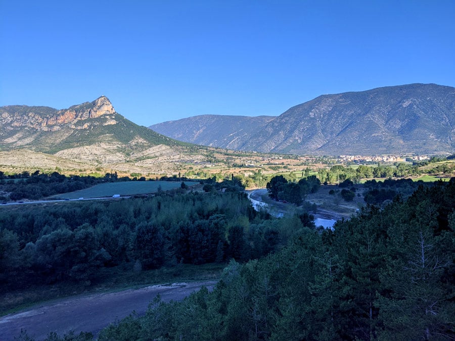 Vistas al norte a <em>Organyà</em> y al promontorio de la ermita de Santa Fe 