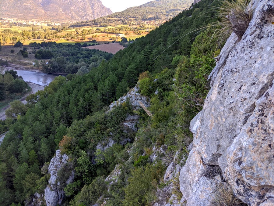Vista atrás a la pasarela de madera 