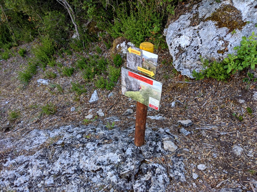 Indicadores del escape de la primera parte. A la  derecha seguimos con la vía ferrata K4 