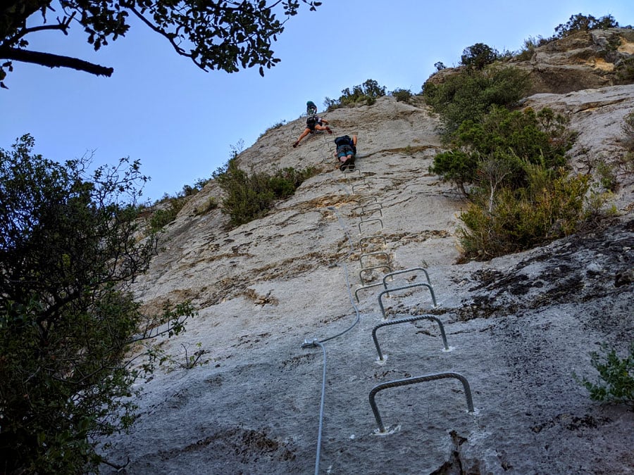 Tramo vertical de grapas con pasos a la izquierda 