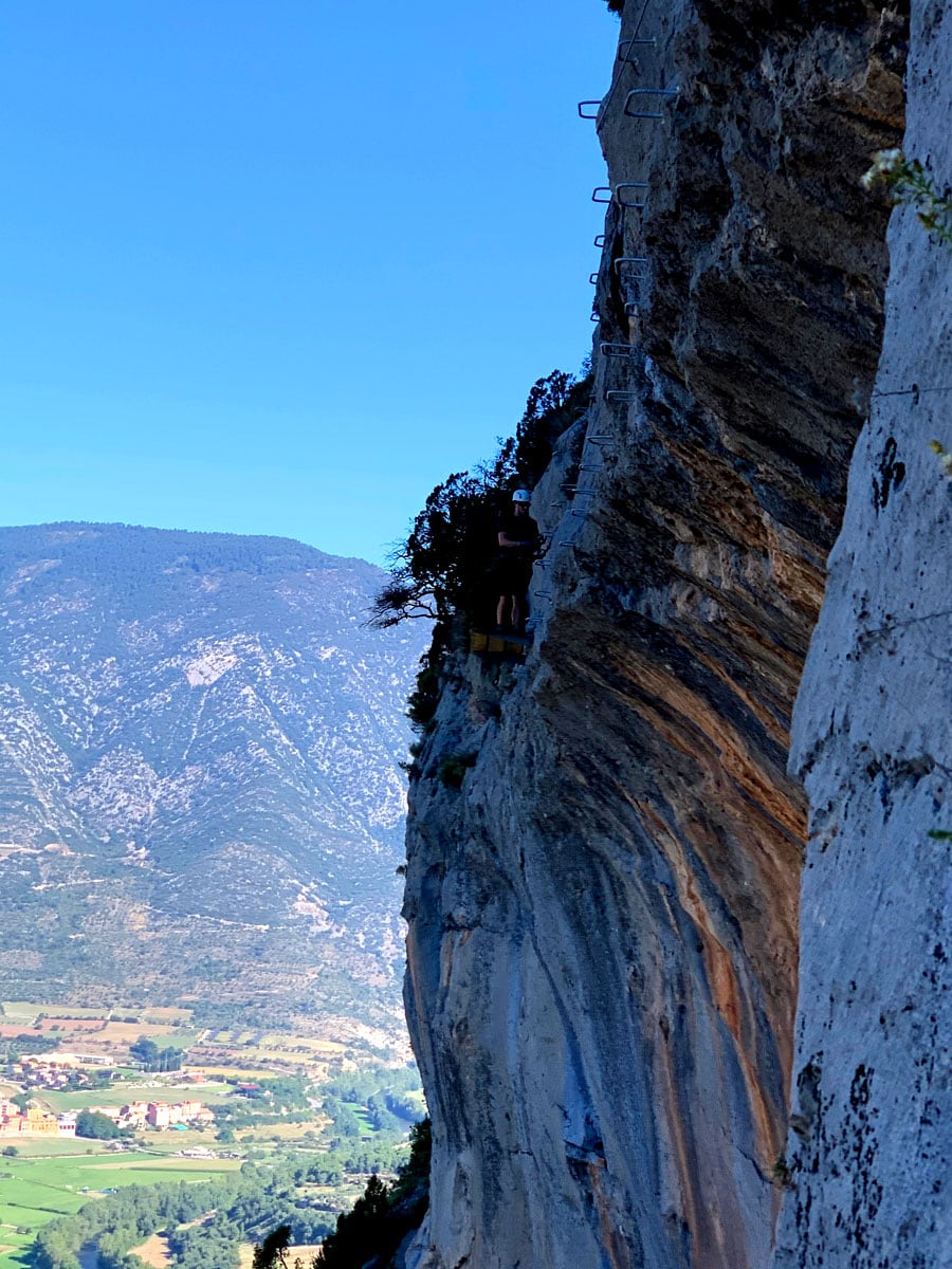 Primer balcón con vistas y grapas de acceso por encima de la oquedad 