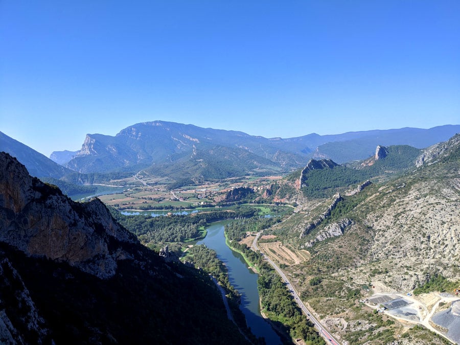 Vistas al sur desde el primer balcón de tablones de madera 