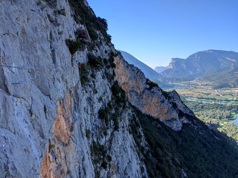 Vista del largo flanqueo para llegar al primer balcón 