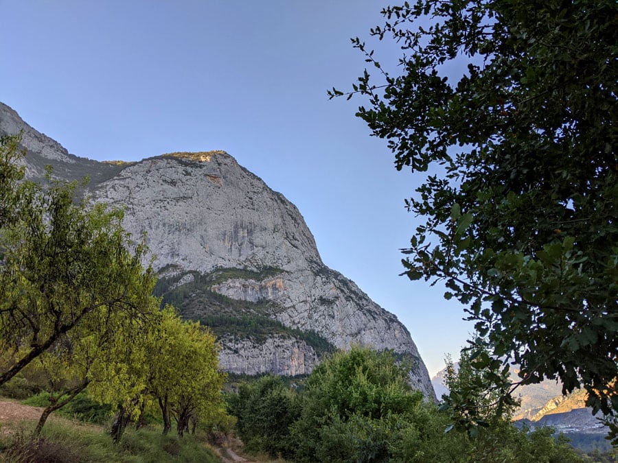 Vista de las paredes de la cara norte de la <em>Roca Narieda</em> 