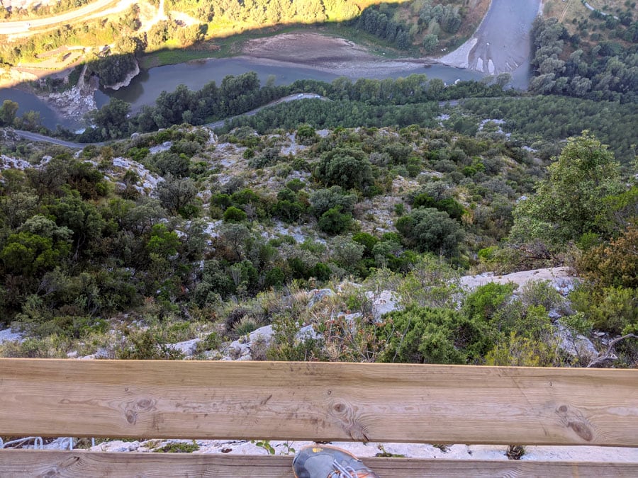 Vistas al río desde el segundo balcón de madera 