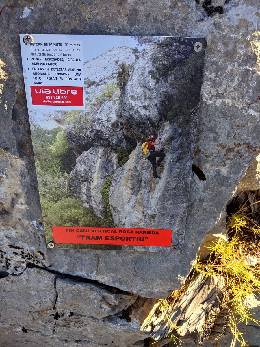 Cartel que indica el final de la vía ferrata de la <em>Roca Narieda</em> 