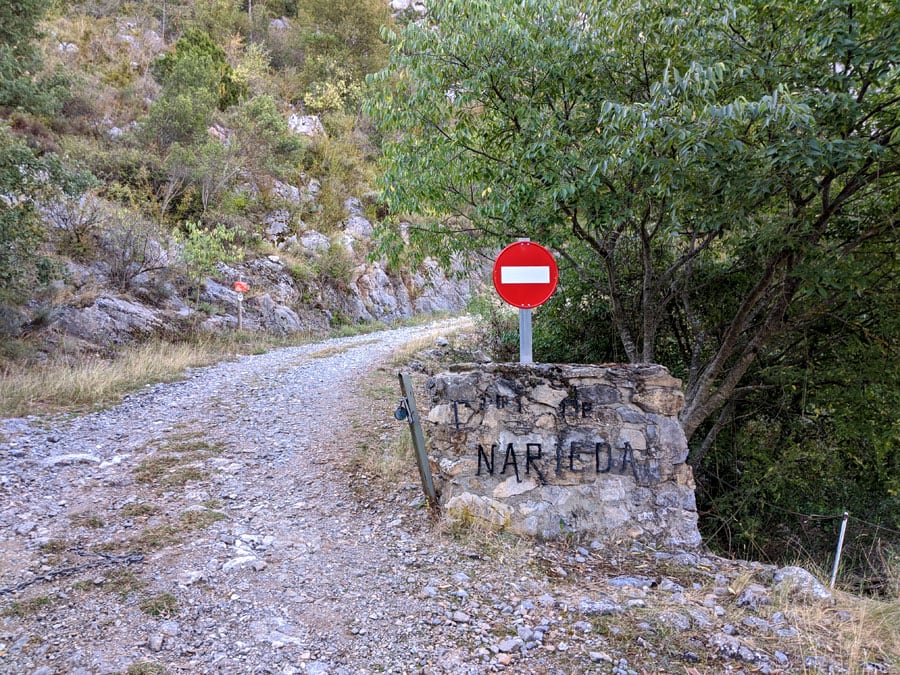 Seguimos la pista cruzando esta entrada prohibida para vehículos 