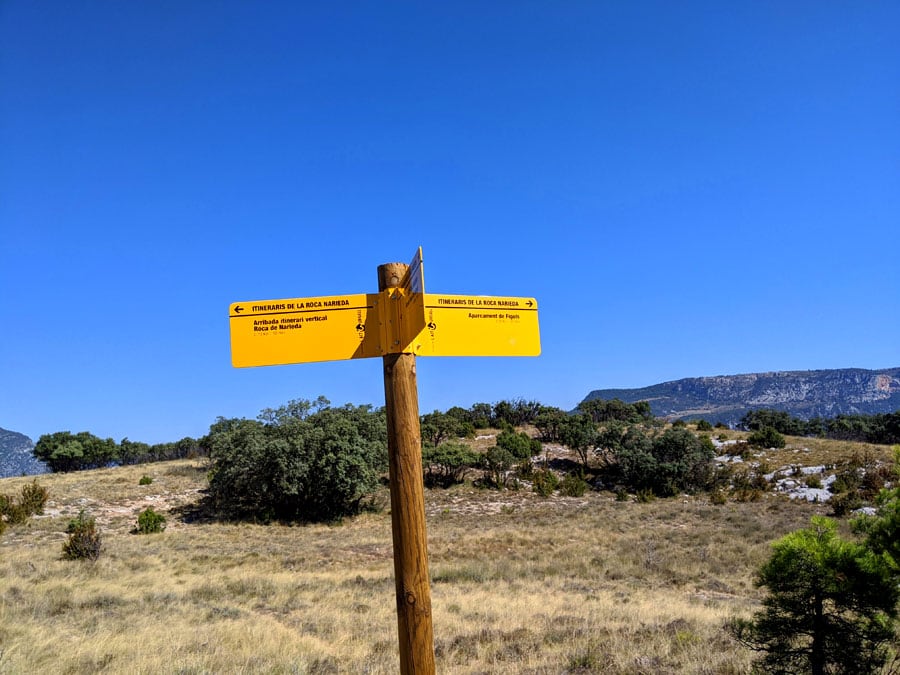 Cartel indicador de subida al <em>Tossal de Balinyó</em> a la derecha o Fígols de frente 