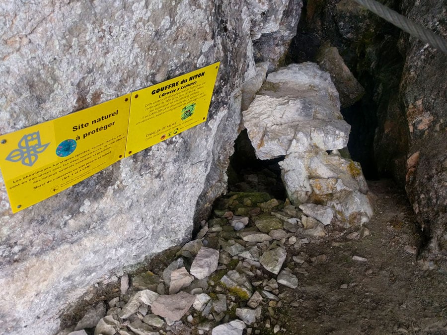 Entrada a la cueva Gouffre du Niton -Grotte à Lemmy en homenaje a Lemmy Kilmister líder del grupo Motörhead- 