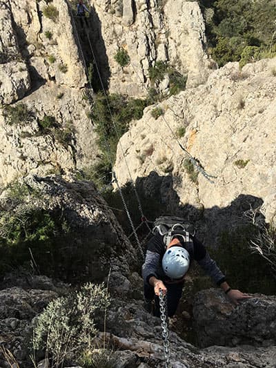 Cadena de bajada para acceder al puente tibetano 
