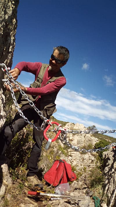 Equipando el puente tibetano (© Equipadores - 2017) 