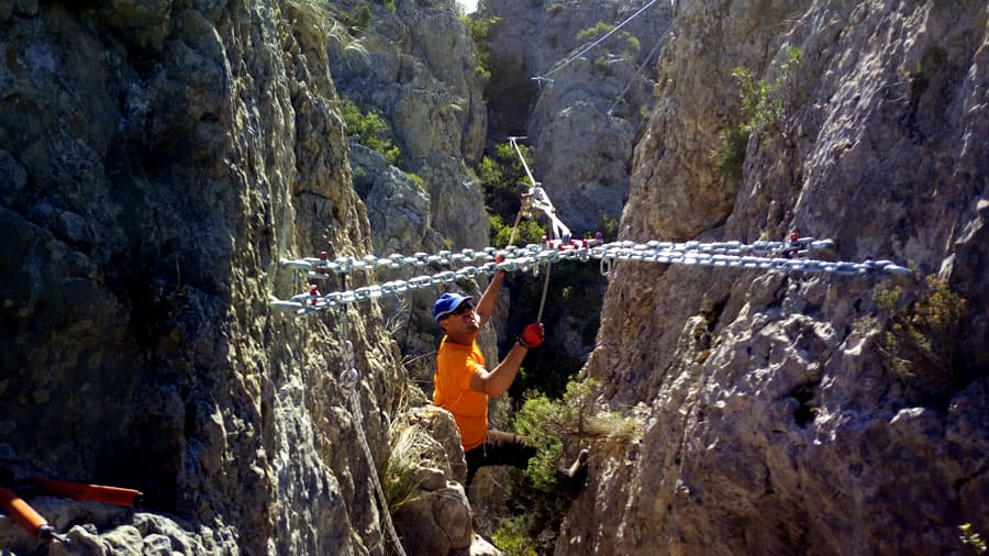 Trabajos de equipamiento del puente  (© Equipadores - 2017) 