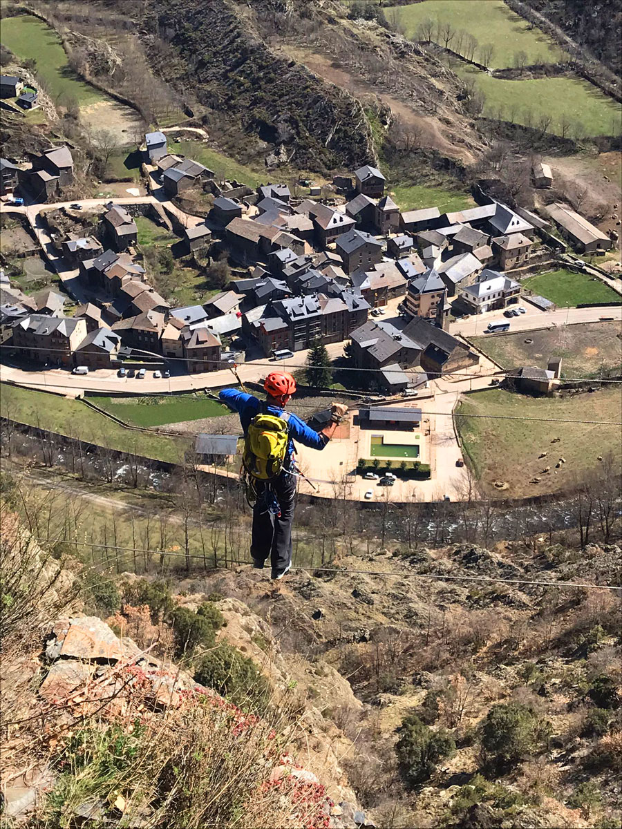 El puente nepalí de 50 metros con vistas al pueblo de Alins © ECEM 