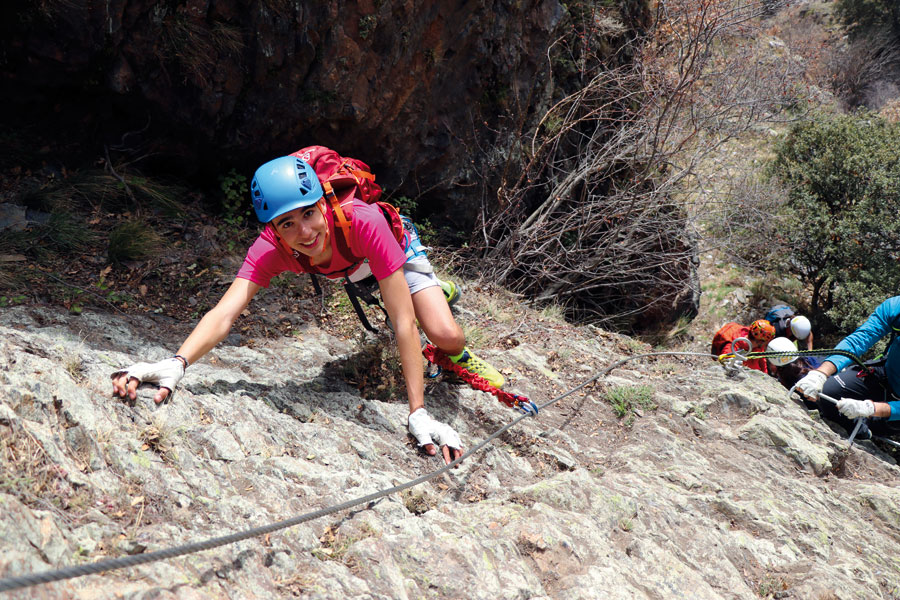 Subida por el muro gris -escalada obligada- © ECEM 