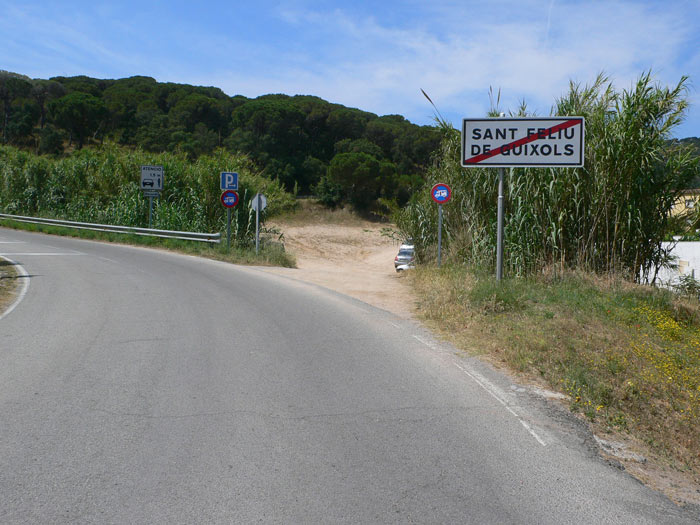 Free parking when leaving Sant Feliu on the GI-682 