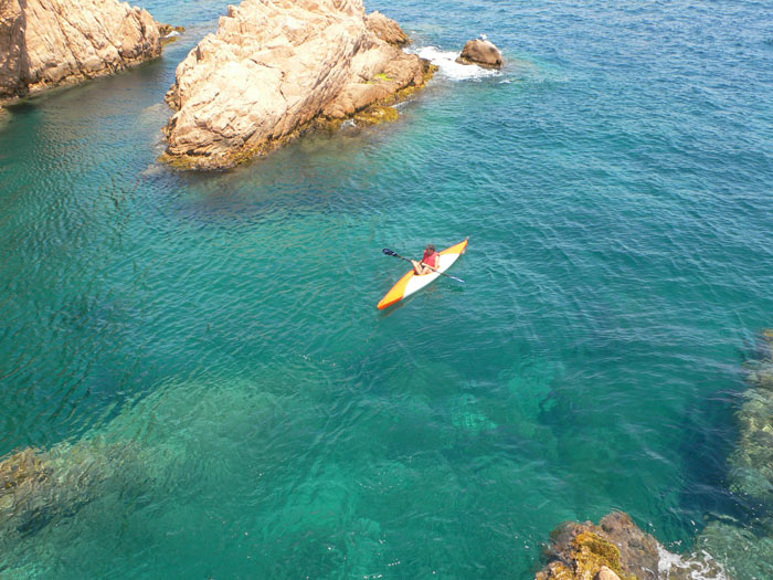 A kayaker in the Cala del Molí 