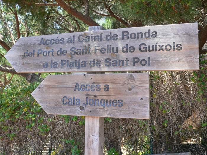 sign for the Camí de Ronda in the approximation 