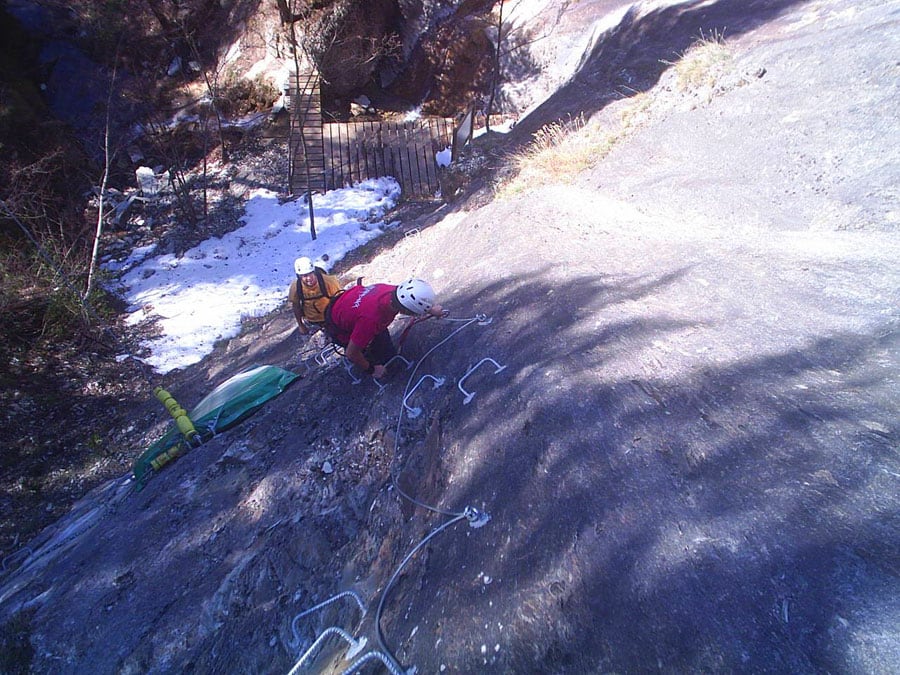 Start of the route. You can see the deck over the canyon next to that snow plate and a protection mat for the last zip line of the adventure forest 
