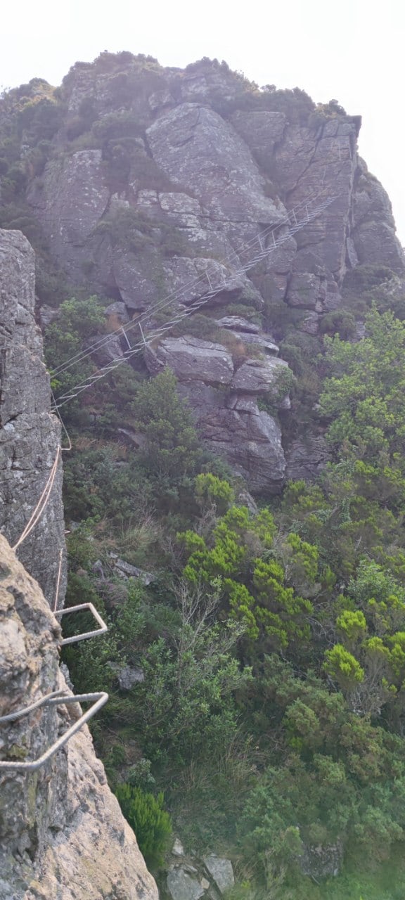 Otra vista de la escalera puente 
