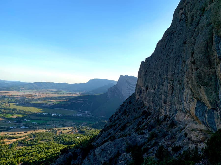 Mirando al oeste desde el final de la primera parte hacia las paredes que suben al <em>Tossal de les 3 Creus</em> 