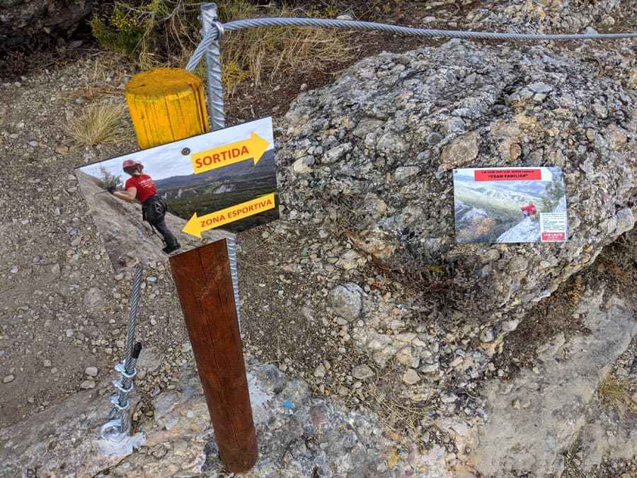 Indicadores en la bifurcación -a la derecha tomamos el camino de retorno a la izquierda seguimos por la vía ferrata- 