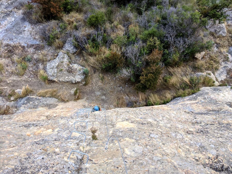 Vista de la zona desplomada del inicio de la segunda parte de la vía ferrata 