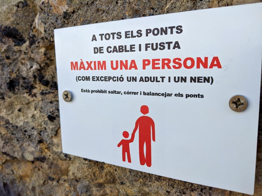 Indicaciones antes de cruzar la pasarela de madera 
