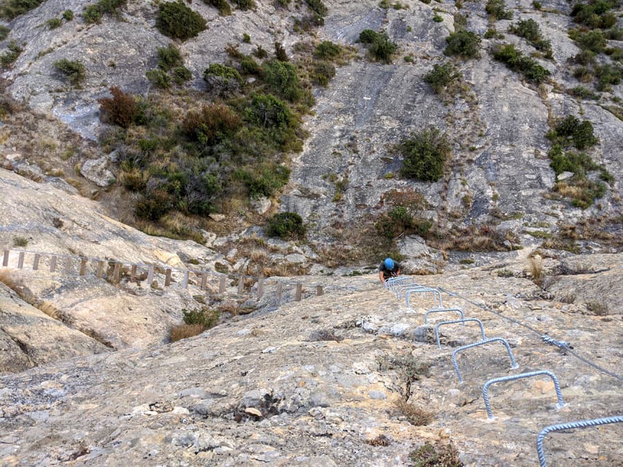 Vista desde arriba de la salida de la pasarela de madera y la siguiente parte vertical 