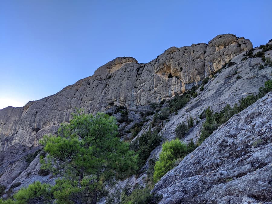Mirando al <em>Tossal de les 3 Creus</em> desde el inicio de la vía ferrata 