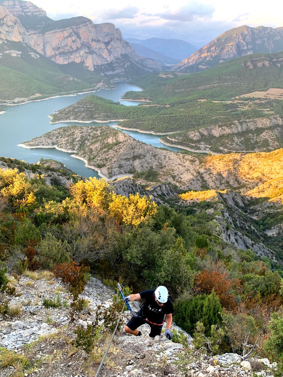 Retorno por la cara norte con vistas al pantano de Oliana 
